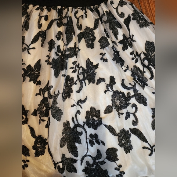 Elegant Black and White Floral Dress - Picture 6 of 12
